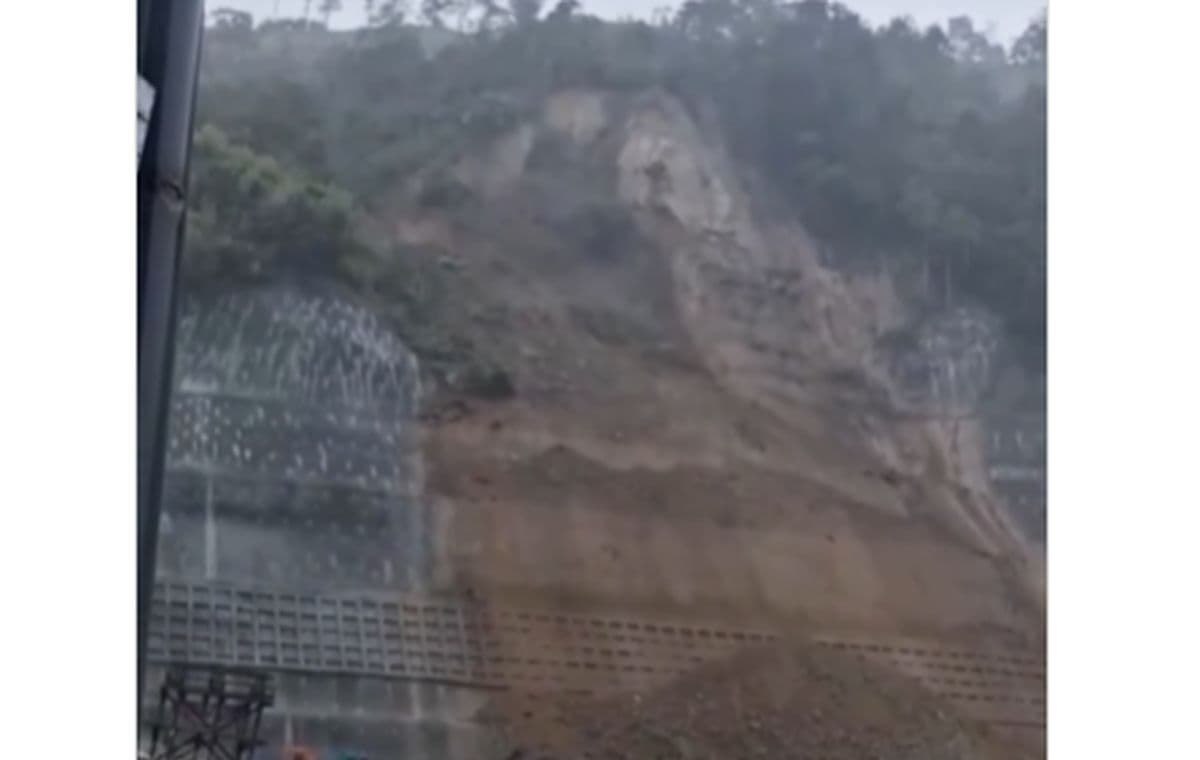 Proyek PLTA Upper Cisokan Longsor, Tebing Runtuh Disertai Gemuruh Proyek PLTA Upper Cisokan Longsor, Tebing Runtuh Disertai Gemuruh