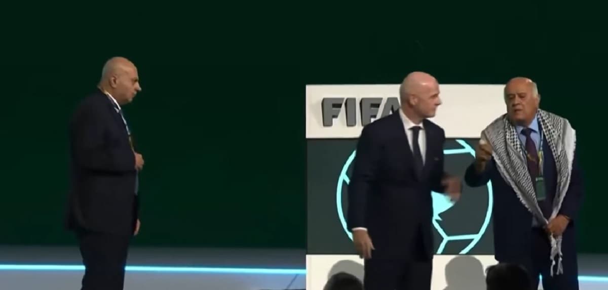 Pejabat Palestina Tolak Jabat Tangan Delegasi Israel, Permalukan Presiden FIFA Gianni Infantino! Pejabat Palestina Tolak Jabat Tangan Delegasi Israel, Permalukan Presiden FIFA Gianni Infantino!