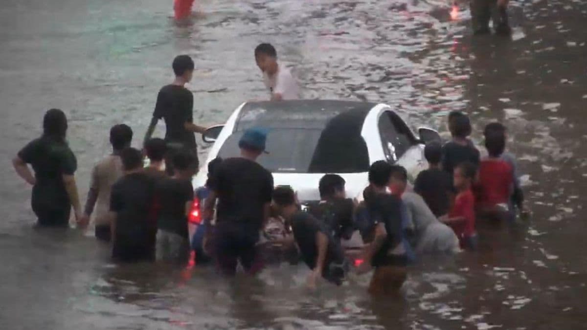 Jalan Ciledug Raya Lumpuh Terendam Banjir, Mobil Mewah Terjebak Jalan Ciledug Raya Lumpuh Terendam Banjir, Mobil Mewah Terjebak
