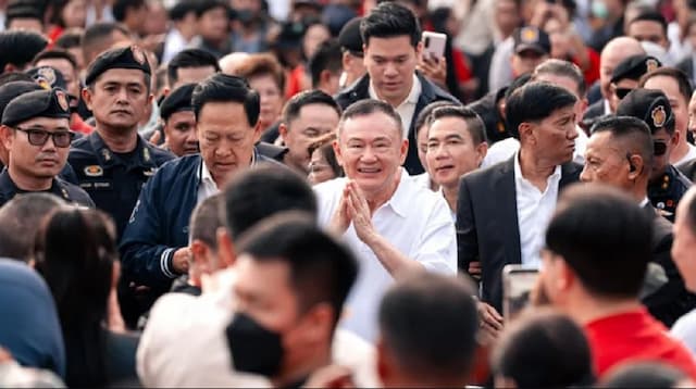 Mantan PM Thailand Thaksin Shinawatra Bebas dari Penjara Setelah Mendapat Pengampunan Kerajaan Mantan PM Thailand Thaksin Shinawatra Bebas dari Penjara Setelah Mendapat Pengampunan Kerajaan