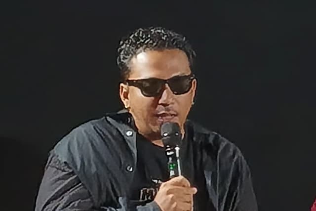 Sal Priadi Rilis Lagu Kepala, Pundak, Kerja Lagi, Soundtrack Satire tentang Overwork Sal Priadi Rilis Lagu Kepala, Pundak, Kerja Lagi, Soundtrack Satire tentang Overwork