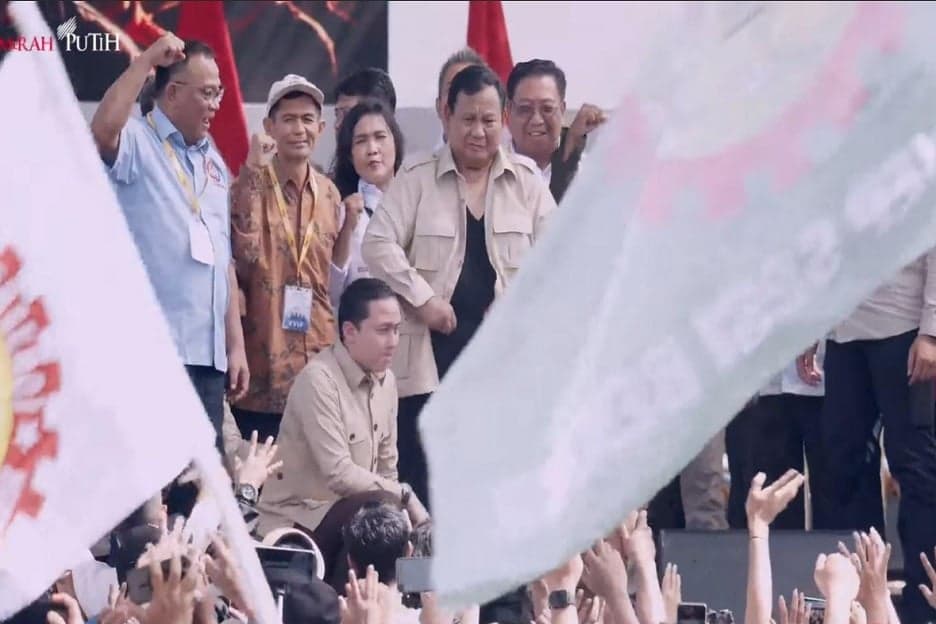 Momen Prabowo Lepas dan Lempar Bajunya untuk Buruh Momen Prabowo Lepas dan Lempar Bajunya untuk Buruh