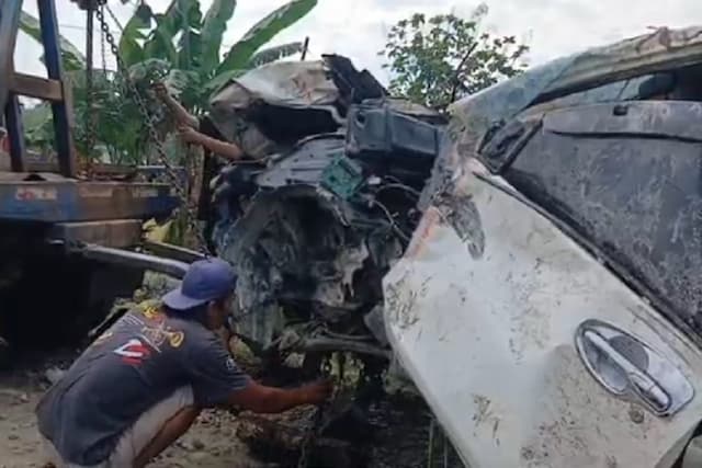 Tragis, Mobil Rombongan Pengantar Haji Tertabrak Kereta, 4 Tewas Termasuk 2 Balita Tragis, Mobil Rombongan Pengantar Haji Tertabrak Kereta, 4 Tewas Termasuk 2 Balita
