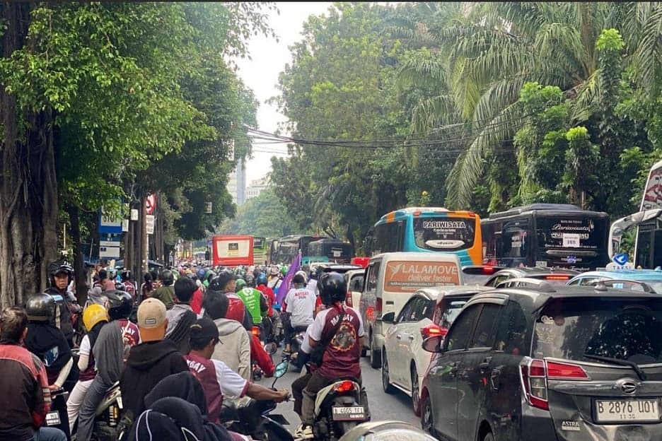 Puluhan Bus dan Rombongan Motor Padati Monas Jelang Peringatan Hari Buruh, Lalu Lintas Macet Parah Puluhan Bus dan Rombongan Motor Padati Monas Jelang Peringatan Hari Buruh, Lalu Lintas Macet Parah