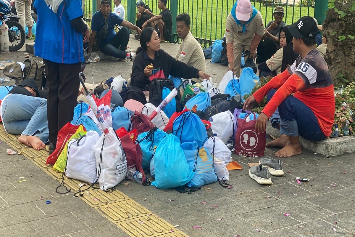 Tinggalkan Monas usai Aksi May Day, Massa Buruh Tenteng Goodie Bag isi Sembako Tinggalkan Monas usai Aksi May Day, Massa Buruh Tenteng Goodie Bag isi Sembako