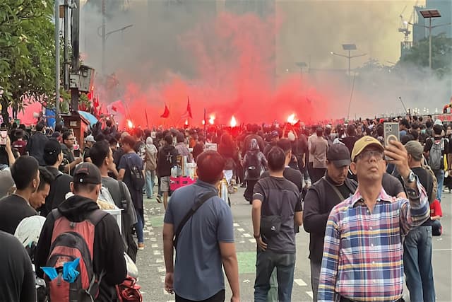Massa Buruh Masih Demo di Depan Gedung DPR, Arus Lalin Tol Dalam Kota Padat Massa Buruh Masih Demo di Depan Gedung DPR, Arus Lalin Tol Dalam Kota Padat