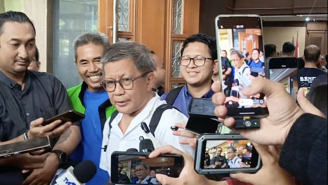 Hadiri Sidang Nadiem, Rocky Gerung: Saya Ingin Tahu Apakah Sidang Dituntun Nalar Hukum yang Bersih Hadiri Sidang Nadiem, Rocky Gerung: Saya Ingin Tahu Apakah Sidang Dituntun Nalar Hukum yang Bersih