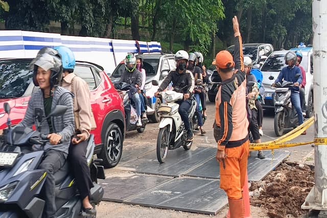Geger Jalan Ambles di Lenteng Agung, Rano: Sinkhole Bisa Terjadi di Titik Lain Geger Jalan Ambles di Lenteng Agung, Rano: Sinkhole Bisa Terjadi di Titik Lain