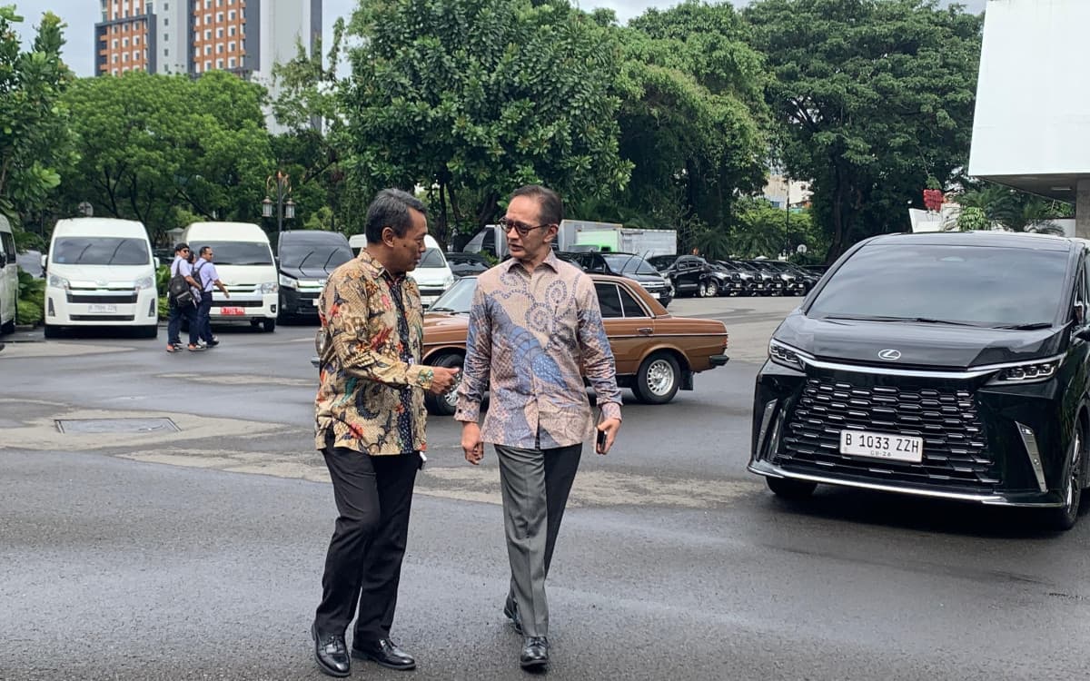 Naik Mercedes-Benz Tiger, Mantan Menlu Marty Natalegawa Tiba di Istana Naik Mercedes-Benz Tiger, Mantan Menlu Marty Natalegawa Tiba di Istana