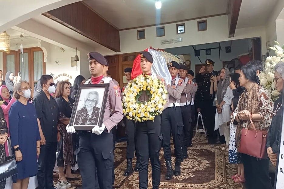 Meriyati Hoegeng Dimakamkan secara Kedinasan dengan Upacara Kebesaran Polri Meriyati Hoegeng Dimakamkan secara Kedinasan dengan Upacara Kebesaran Polri