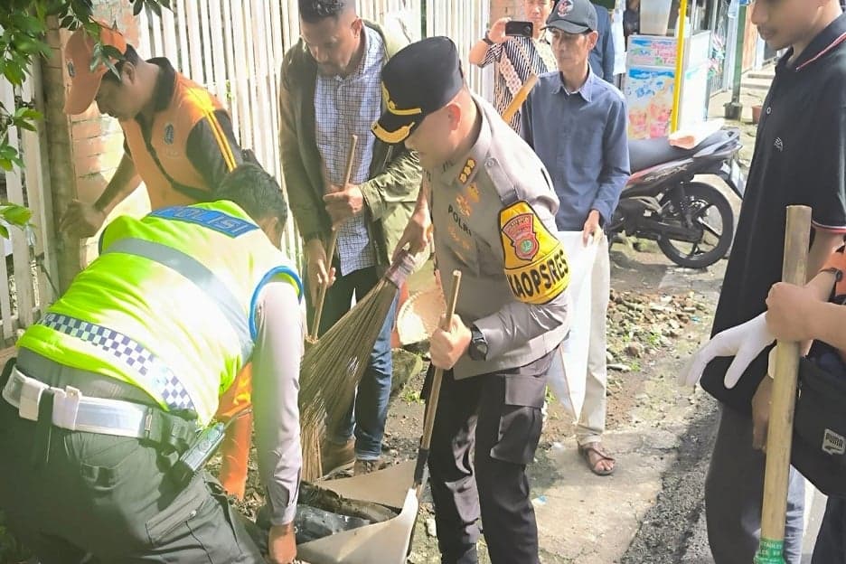 Dukung Gerakan ASRI, Kapolres Jaksel Pimpin Bersih-bersih di Pasar Rawajati Dukung Gerakan ASRI, Kapolres Jaksel Pimpin Bersih-bersih di Pasar Rawajati