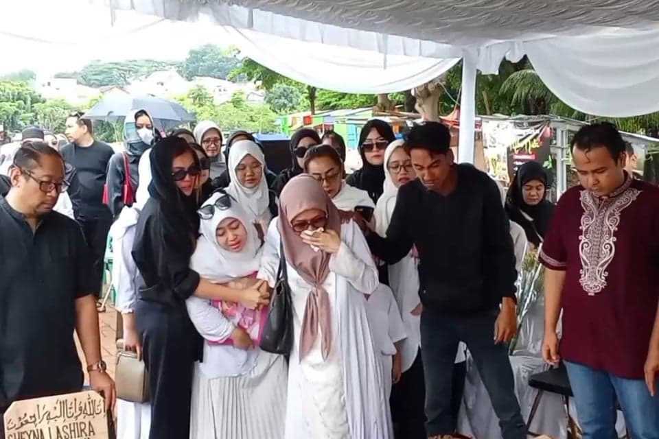 Isak Tangis Pecah saat Pemakaman Sheyna, Bocah 6 Tahun yang Meninggal karena Tabrakan di Singapura Isak Tangis Pecah saat Pemakaman Sheyna, Bocah 6 Tahun yang Meninggal karena Tabrakan di Singapura