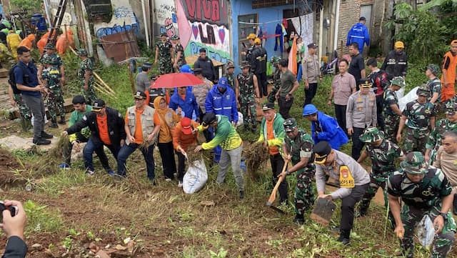 Antisipasi Banjir, Ratusan Personel Gabungan Kerja Bakti di Rawajati Antisipasi Banjir, Ratusan Personel Gabungan Kerja Bakti di Rawajati