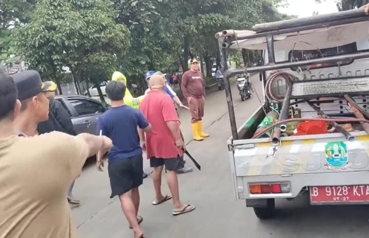 Wali Kota Bekasi Tri Adhianto Diancam Golok saat Penertiban PKL Wali Kota Bekasi Tri Adhianto Diancam Golok saat Penertiban PKL