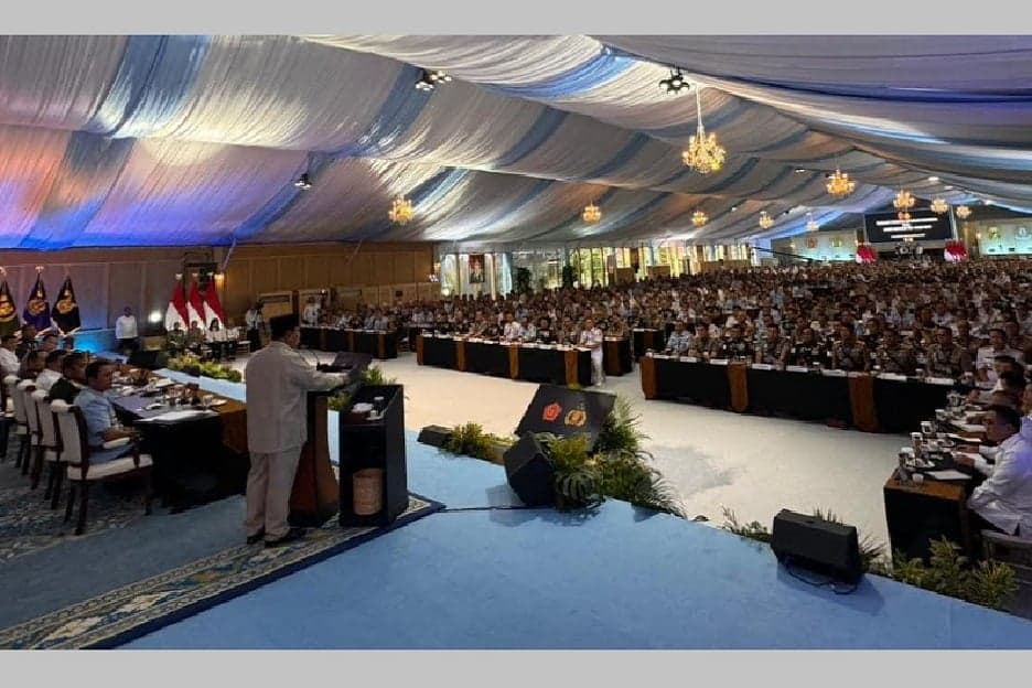 Taklimat 3,5 Jam, Presiden Prabowo Minta TNI-Polri Perbaiki Diri dan Perkuat Persatuan Taklimat 3,5 Jam, Presiden Prabowo Minta TNI-Polri Perbaiki Diri dan Perkuat Persatuan