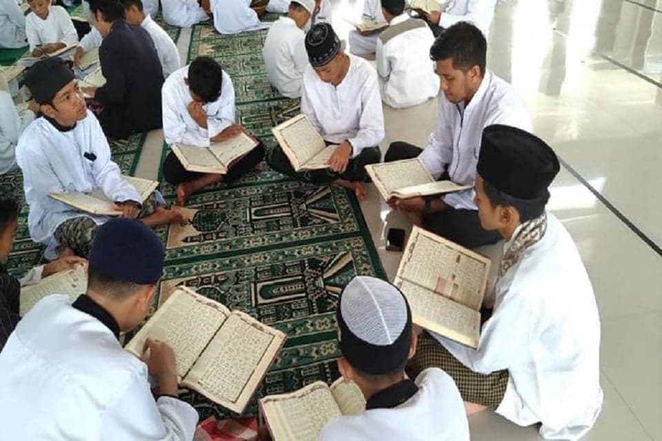 Tadarus Al Quran di Bulan Ramadan Dianjurkan Berjamaah, Banyak Keutamaannya Tadarus Al Quran di Bulan Ramadan Dianjurkan Berjamaah, Banyak Keutamaannya