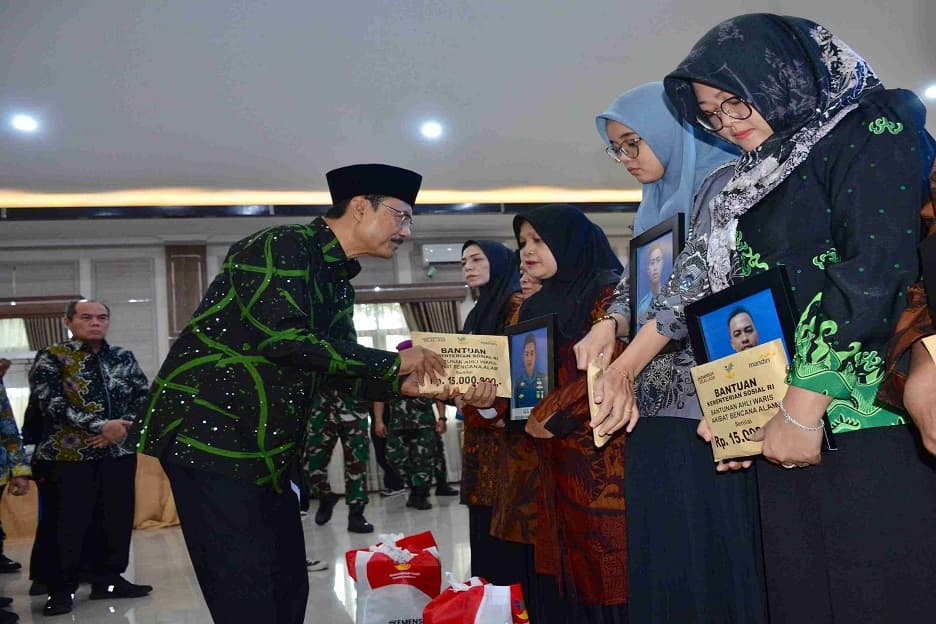 Pemerintah Serahkan Santunan untuk Keluarga Prajurit yang Gugur Akibat Longsor Cisarua Pemerintah Serahkan Santunan untuk Keluarga Prajurit yang Gugur Akibat Longsor Cisarua