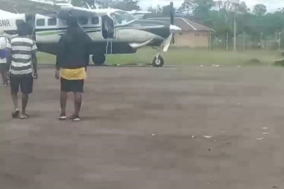 Breaking News! Pesawat Smart Air Ditembak di Bandara Koroway Batu Papua, 2 Pilot Dikabarkan Tewas Breaking News! Pesawat Smart Air Ditembak di Bandara Koroway Batu Papua, 2 Pilot Dikabarkan Tewas