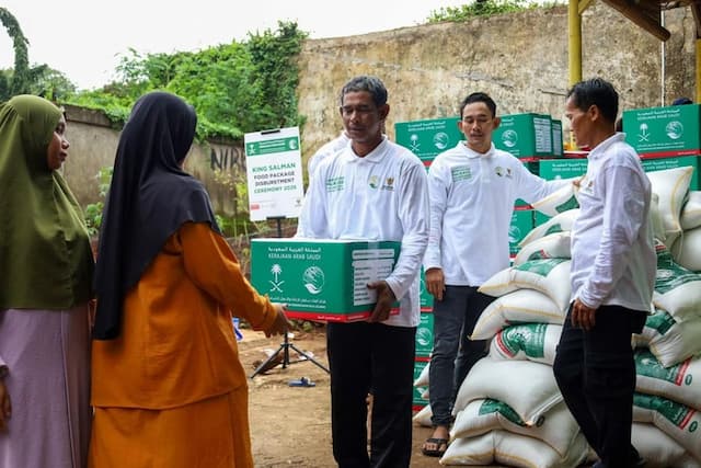 Jelang Ramadan, KSrelief-Baznas Salurkan Sembako ke Pemulung di Jakarta Jelang Ramadan, KSrelief-Baznas Salurkan Sembako ke Pemulung di Jakarta