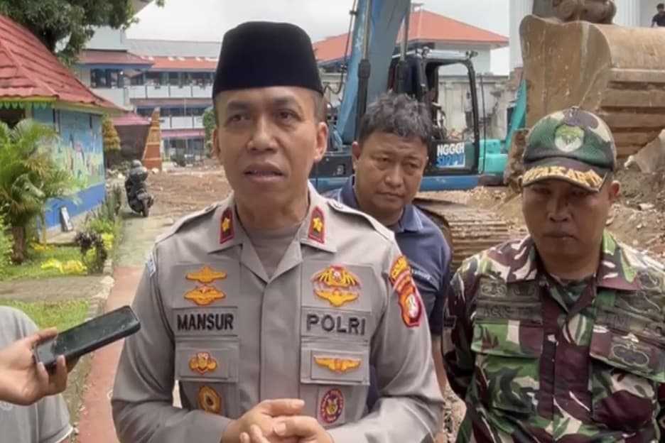 Tembok Roboh Timpa SMPN 182 Jakarta, Polisi: Pemilik Bangunan Bersedia Memperbaiki Tembok Roboh Timpa SMPN 182 Jakarta, Polisi: Pemilik Bangunan Bersedia Memperbaiki