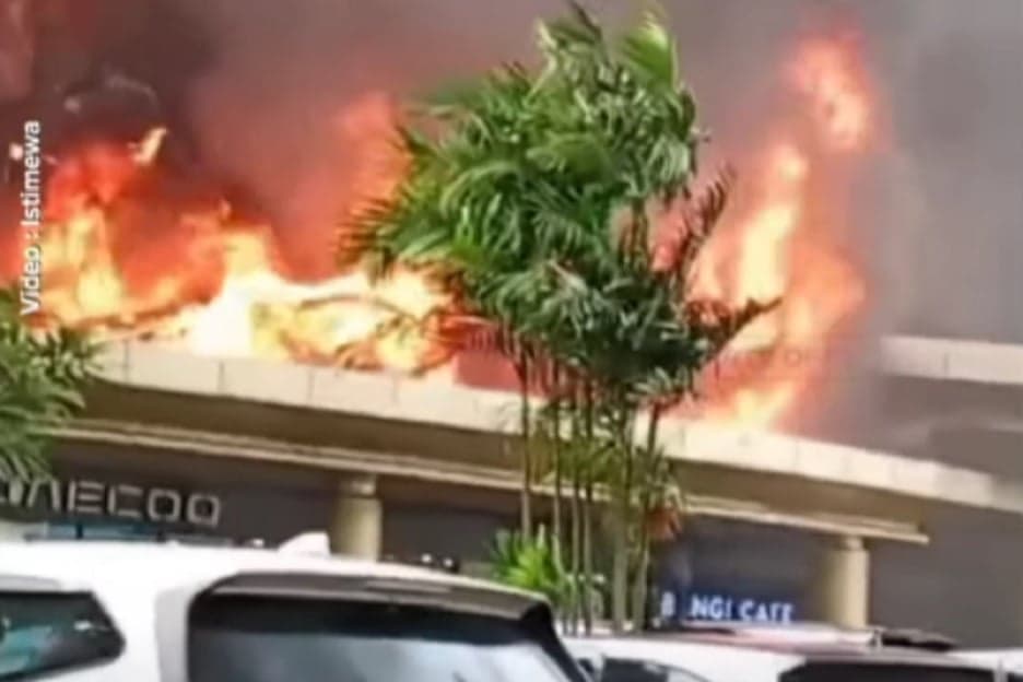 Mal Ciputra Cibubur Kebakaran, Api Diduga dari Percikan Las Mal Ciputra Cibubur Kebakaran, Api Diduga dari Percikan Las