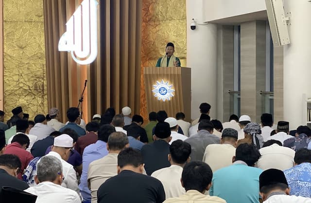 Suasana Salat Tarawih Perdana Warga Muhammadiyah di Masjid At Tanwir Suasana Salat Tarawih Perdana Warga Muhammadiyah di Masjid At Tanwir