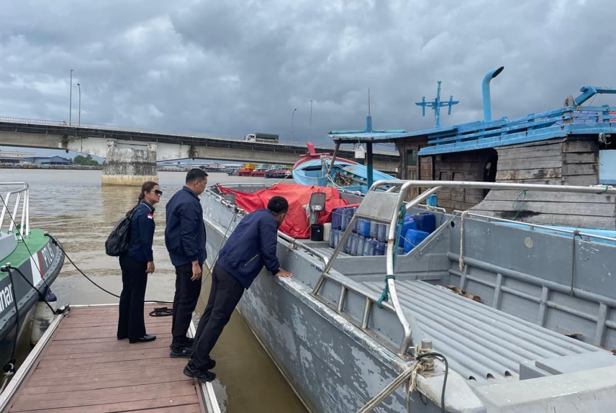 Kapal yang Diduga Selundupkan Pasir Timah Ilegal ke Malaysia Disita Kapal yang Diduga Selundupkan Pasir Timah Ilegal ke Malaysia Disita