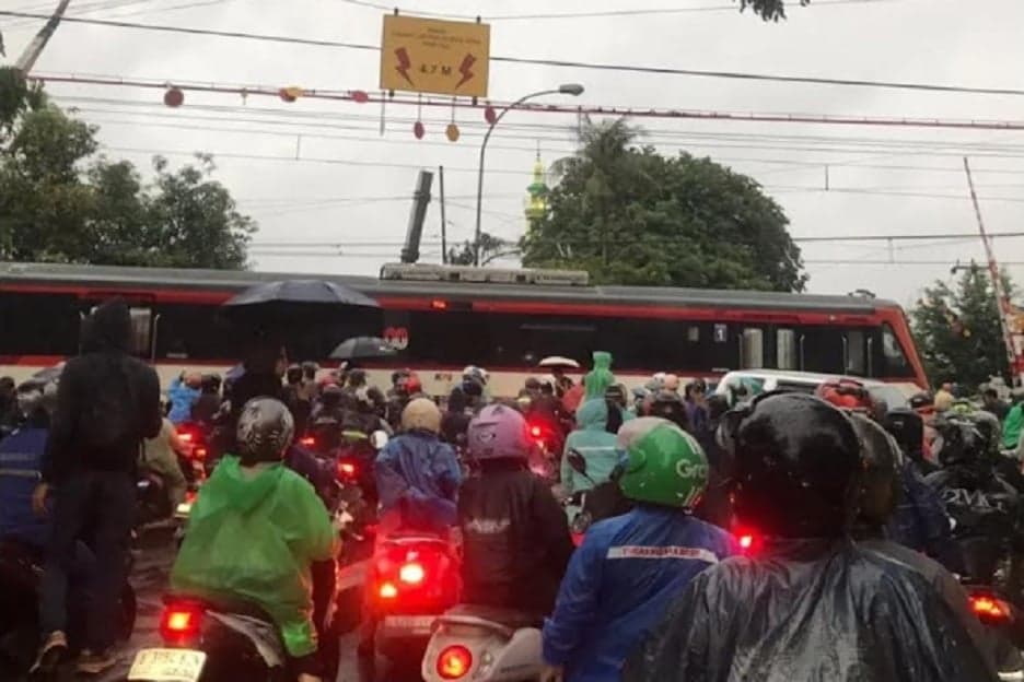 KA Bandara Tertemper Truk, Perjalanan KRL Dihentikan Sementara KA Bandara Tertemper Truk, Perjalanan KRL Dihentikan Sementara