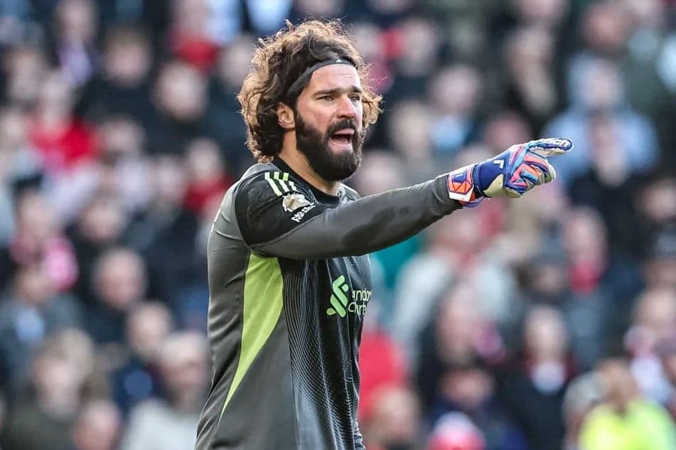 Momen Alisson Becker Berlari Beri Masukan ke Arne Slot, Liverpool Mendadak Menggila Hadapi Nottingham Forest Momen Alisson Becker Berlari Beri Masukan ke Arne Slot, Liverpool Mendadak Menggila Hadapi Nottingham Forest