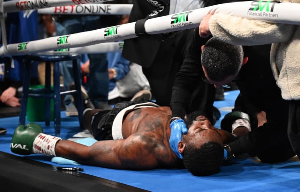 Momen Horor Petinju AS Joseph George Jr Kolaps di Atas Ring usai Dihajar Oberlton Momen Horor Petinju AS Joseph George Jr Kolaps di Atas Ring usai Dihajar Oberlton