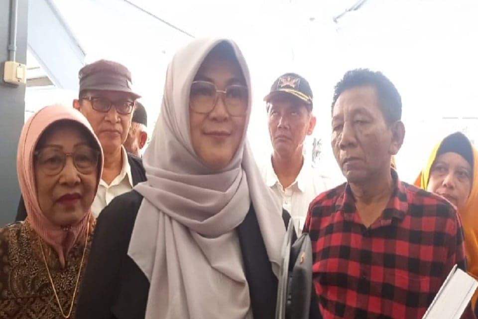 Dokter Tifa Minta Pria Berkumis dan Berkacamata di Foto Ijazah Jokowi yang Diunggah Dian Sandi Dicari Dokter Tifa Minta Pria Berkumis dan Berkacamata di Foto Ijazah Jokowi yang Diunggah Dian Sandi Dicari