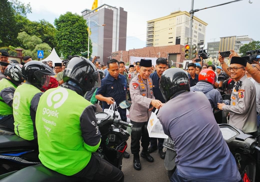 Bagikan Takjil dan Bukber Bareng Insan Pers, Kapolri: Suara Media Suara Publik Bagikan Takjil dan Bukber Bareng Insan Pers, Kapolri: Suara Media Suara Publik