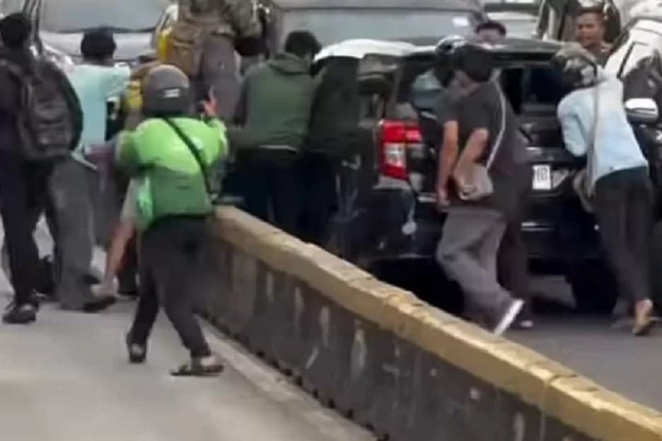 Sopir Ugal-ugalan di Gunung Sahari Jadi Tersangka Kepemilikan Sajam dan Pelat Palsu Sopir Ugal-ugalan di Gunung Sahari Jadi Tersangka Kepemilikan Sajam dan Pelat Palsu