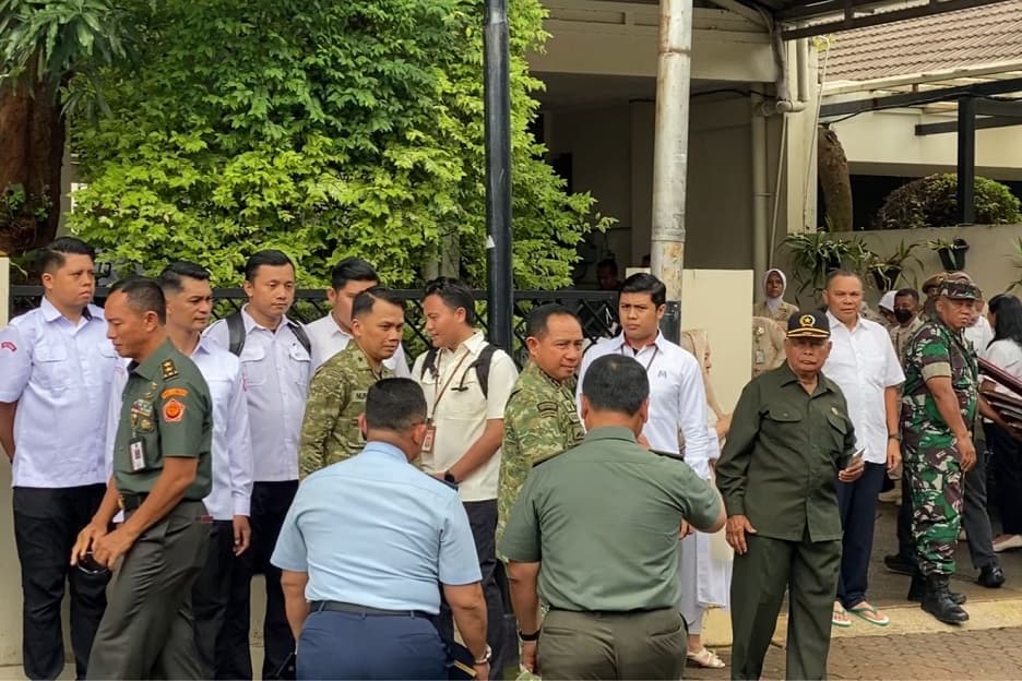 Panglima TNI dan Sejumlah Menteri Kabinet Merah Putih Melayat ke Rumah Duka Try Sutrisno Panglima TNI dan Sejumlah Menteri Kabinet Merah Putih Melayat ke Rumah Duka Try Sutrisno