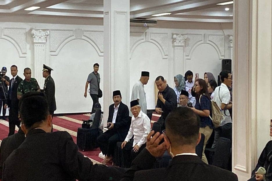 KH Ma'ruf hingga Putra BJ Habibie Takziah ke Try Sutrisno di Masjid Agung Sunda Kelapa KH Ma'ruf hingga Putra BJ Habibie Takziah ke Try Sutrisno di Masjid Agung Sunda Kelapa