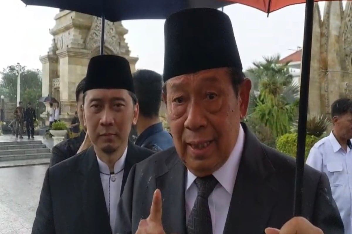 Iringi Pemakaman Try Sutrisno, SBY: Beliau Prajurit dan Patriot Iringi Pemakaman Try Sutrisno, SBY: Beliau Prajurit dan Patriot