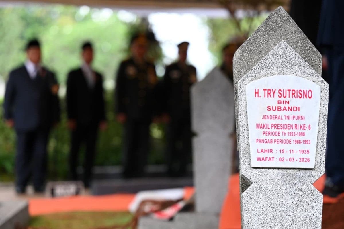 Hormati Try Sutrisno, Istana Instruksikan Pengibaran Bendera Setengah Tiang selama 3 Hari Hormati Try Sutrisno, Istana Instruksikan Pengibaran Bendera Setengah Tiang selama 3 Hari