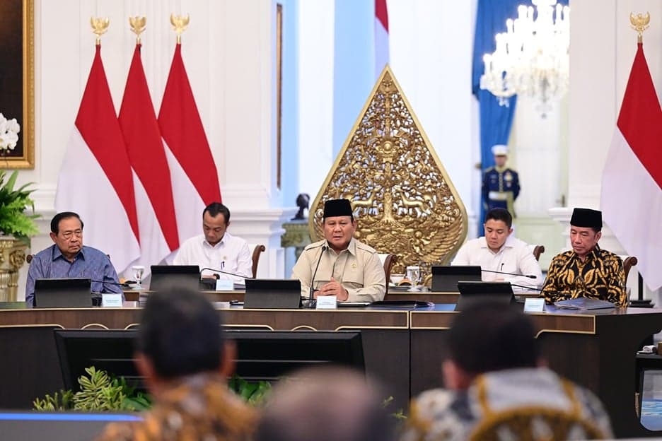 Prabowo Duduk Diapit SBY dan Jokowi saat Makan Malam di Istana Prabowo Duduk Diapit SBY dan Jokowi saat Makan Malam di Istana