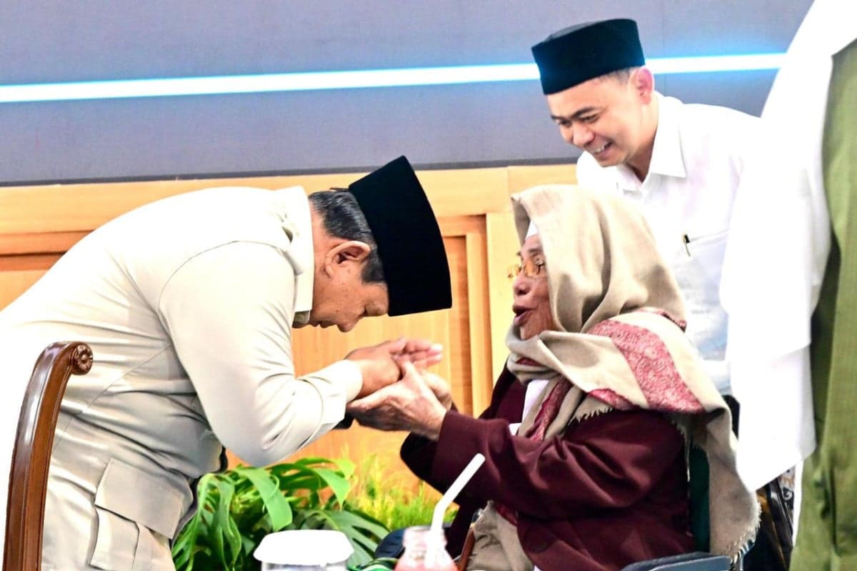 Momen Prabowo Cium Tangan Pengasuh Ponpes Ploso Saat Buka Puasa Bareng Ulama di Istana Momen Prabowo Cium Tangan Pengasuh Ponpes Ploso Saat Buka Puasa Bareng Ulama di Istana