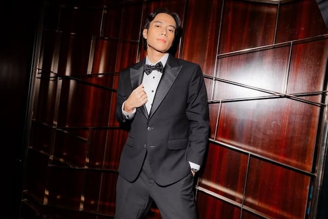 Luna Maya Tahan Tangis Saat Tiba di Rumah Duka Vidi Aldiano Luna Maya Tahan Tangis Saat Tiba di Rumah Duka Vidi Aldiano