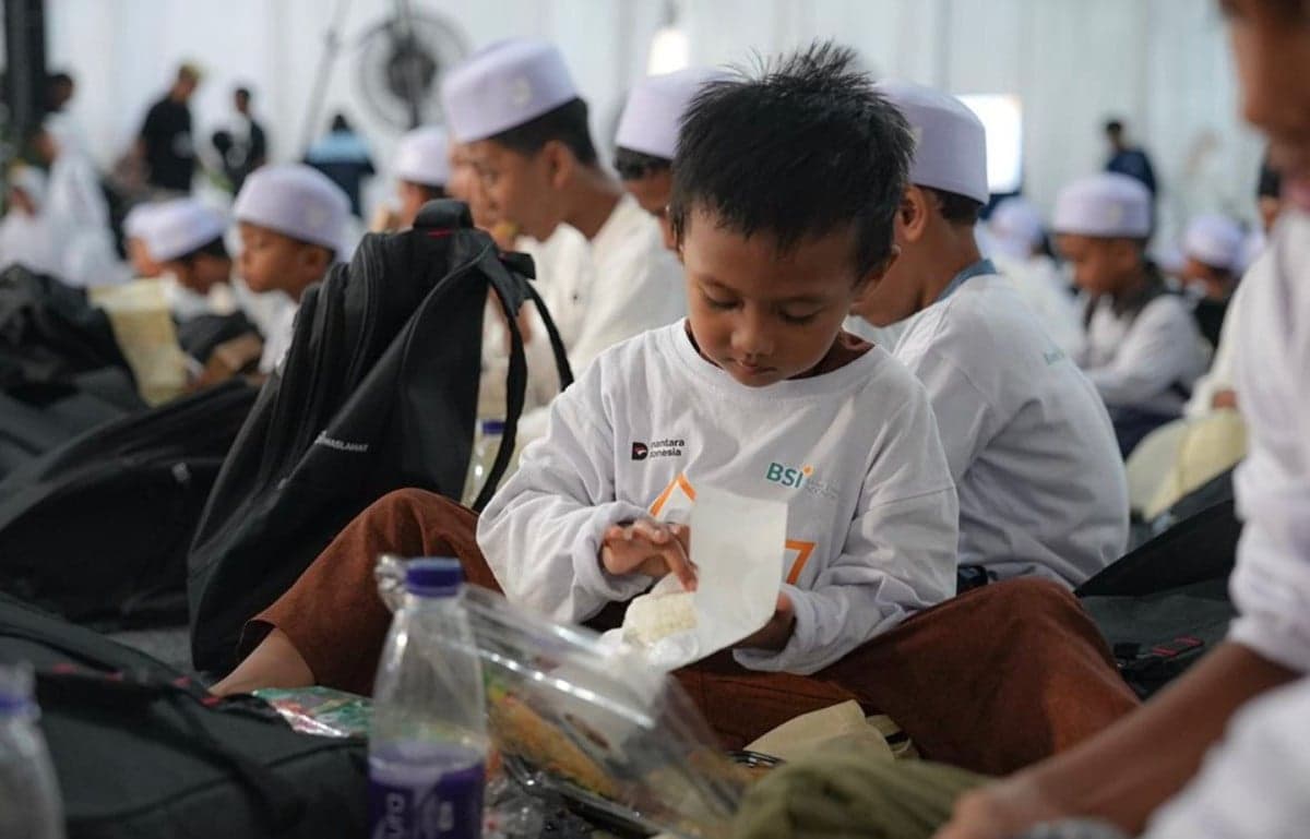 Berbagi Kebahagiaan, 5.000 Anak Yatim di Seluruh Indonesia Dapat Santunan Berbagi Kebahagiaan, 5.000 Anak Yatim di Seluruh Indonesia Dapat Santunan