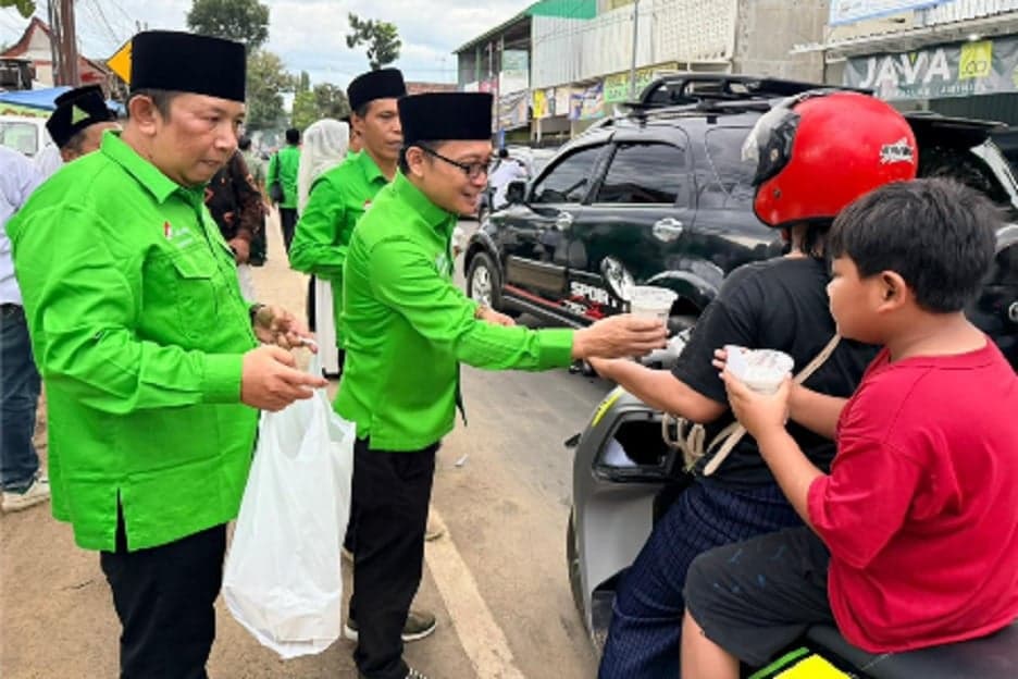 Jelang Buka Puasa, Cak Udin Bagikan Takjil untuk Pengguna Jalan di Malang Jelang Buka Puasa, Cak Udin Bagikan Takjil untuk Pengguna Jalan di Malang