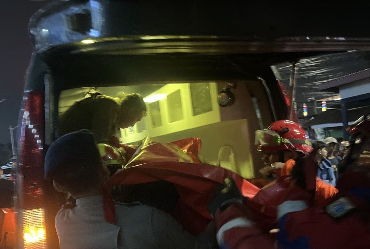 Pemotor Tewas Tertimpa Pohon Tumbang di Lenteng Agung Pemotor Tewas Tertimpa Pohon Tumbang di Lenteng Agung