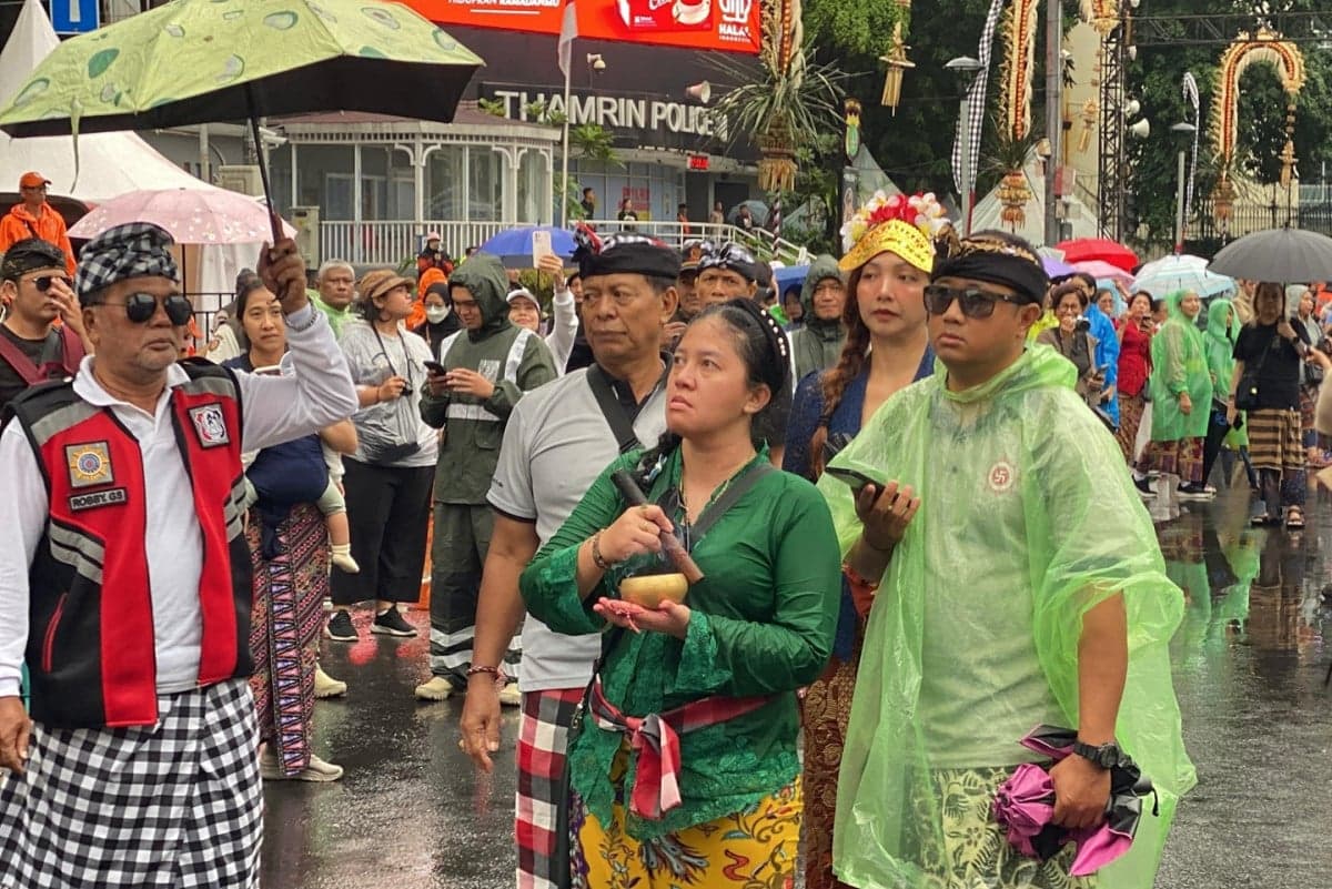 Pawang Hujan Rara Turun Tangan ke Pawai Ogoh-Ogoh Bundaran HI Pawang Hujan Rara Turun Tangan ke Pawai Ogoh-Ogoh Bundaran HI