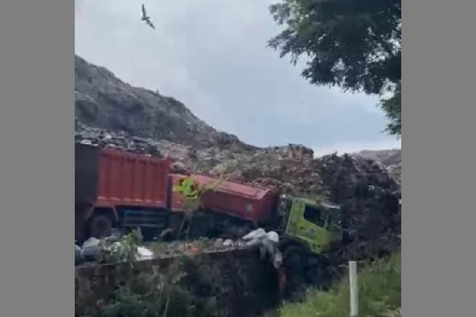 Gunung Sampah Bantargebang Longsor, BPBD Bekasi Evakuasi Korban Tertimbun Gunung Sampah Bantargebang Longsor, BPBD Bekasi Evakuasi Korban Tertimbun