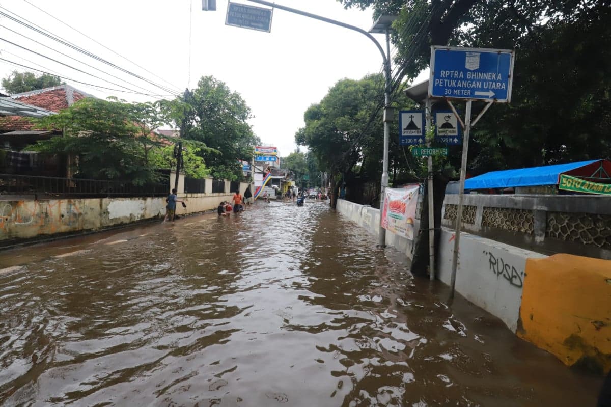 Banjir Jakarta, 64 RT dan 10 Ruas Jalan Masih Tergenang Banjir Jakarta, 64 RT dan 10 Ruas Jalan Masih Tergenang
