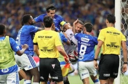 Rusuh, Final Pertandingan Sepak Bola di Brasil Hasilkan 23 Kartu Merah Rusuh, Final Pertandingan Sepak Bola di Brasil Hasilkan 23 Kartu Merah