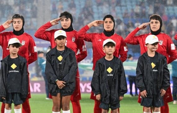 Bus Pemain Timnas Putri Iran Dicegat Demonstran di Australia Bus Pemain Timnas Putri Iran Dicegat Demonstran di Australia