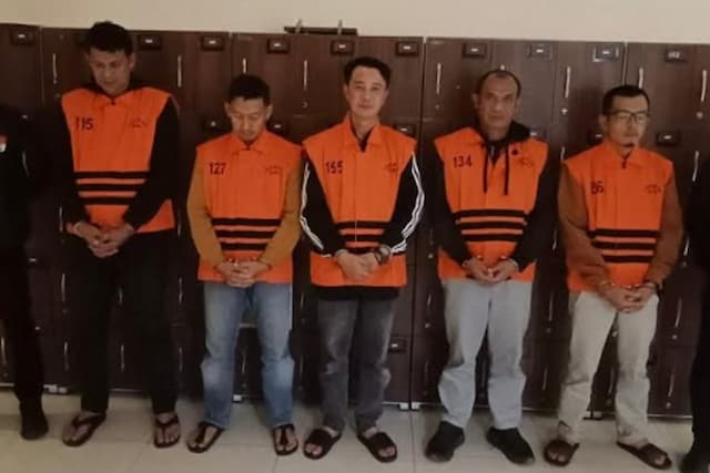 Penampakan Bupati Rejang Lebong Muhammad Fikri Thobari Kenakan Rompi Oranye KPK Penampakan Bupati Rejang Lebong Muhammad Fikri Thobari Kenakan Rompi Oranye KPK