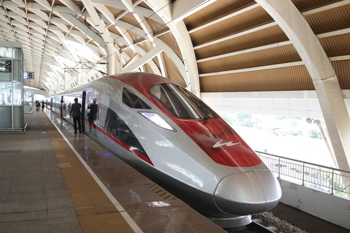 Kereta Cepat Surabaya Tak Akan Dibangun Sebelum Utang Whoosh Tuntas Kereta Cepat Surabaya Tak Akan Dibangun Sebelum Utang Whoosh Tuntas